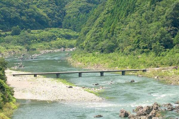 ［ 情報室 ］散骨<br>墓地、埋葬等に関する法律