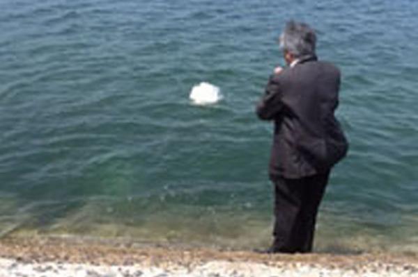 ［ 情報室 ］<br>自分で行う散骨の費用や<br>ルールとマナーとは