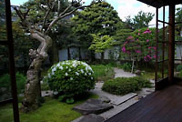 自宅の庭にお墓を建てる事はできますか?
